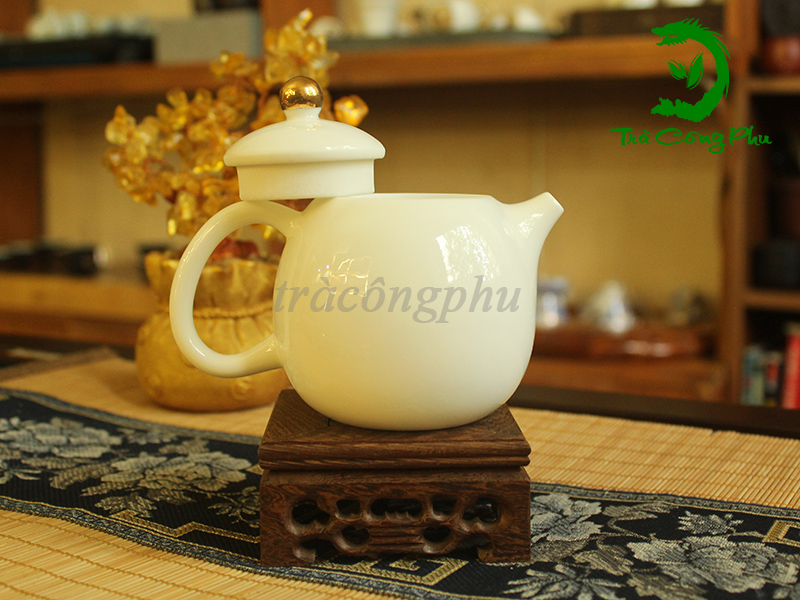 Ấm được trang trí họa tiết hoa sen